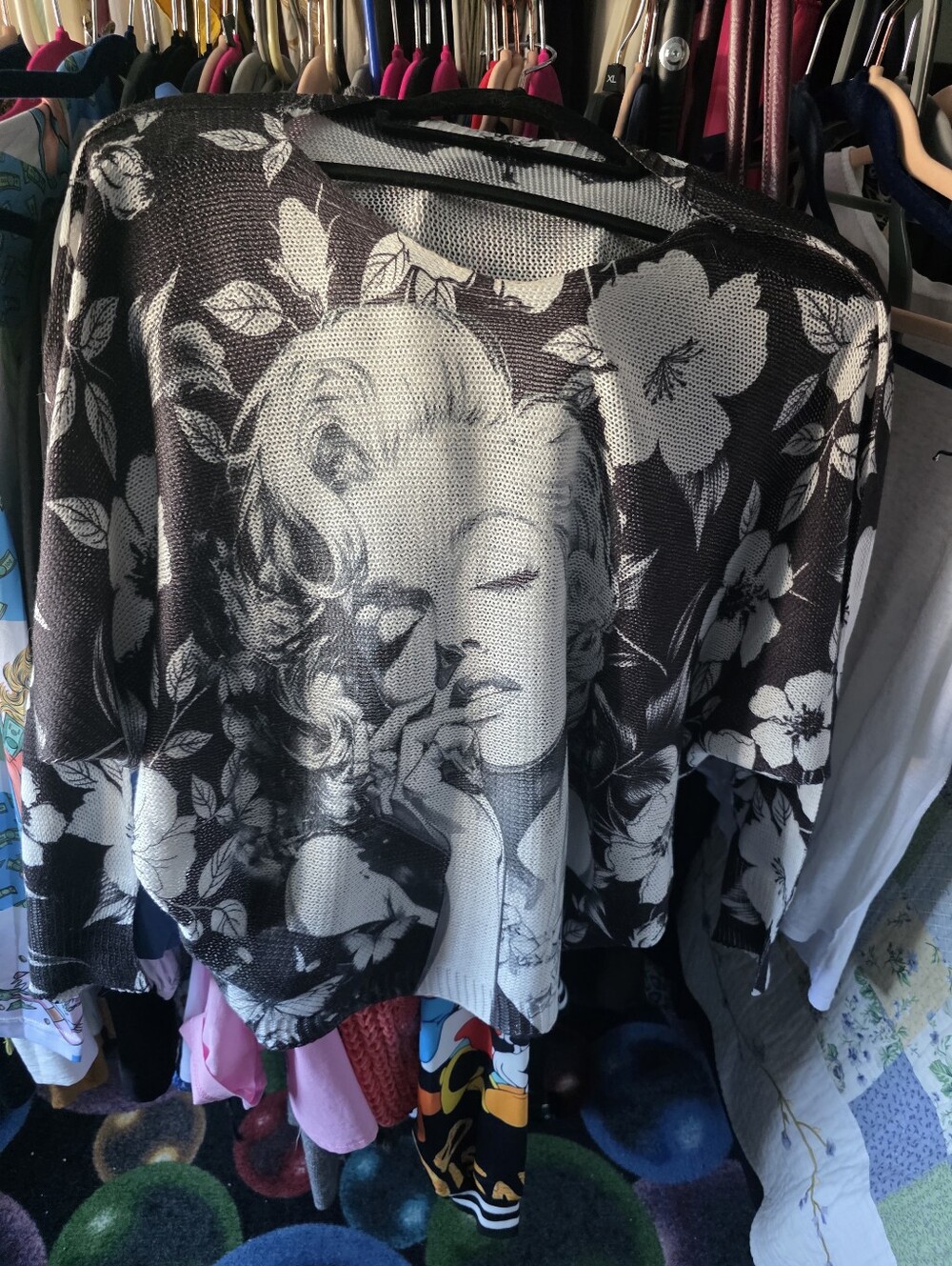 Marilyn̈ Monroe Women's Black & White Floral Portrait Knit Top PTP 25 L24